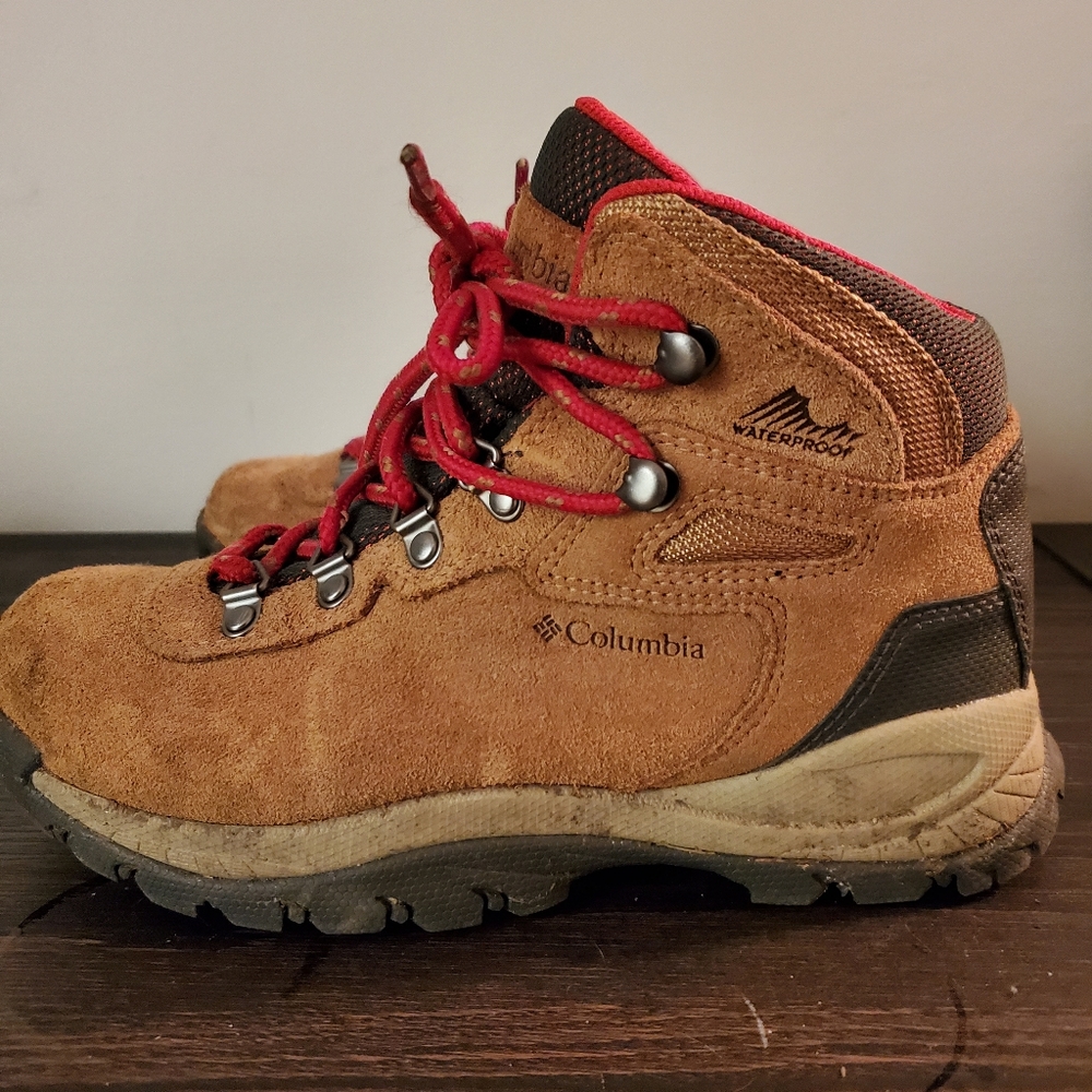 Columbia Womens suede hiking boots Size 6